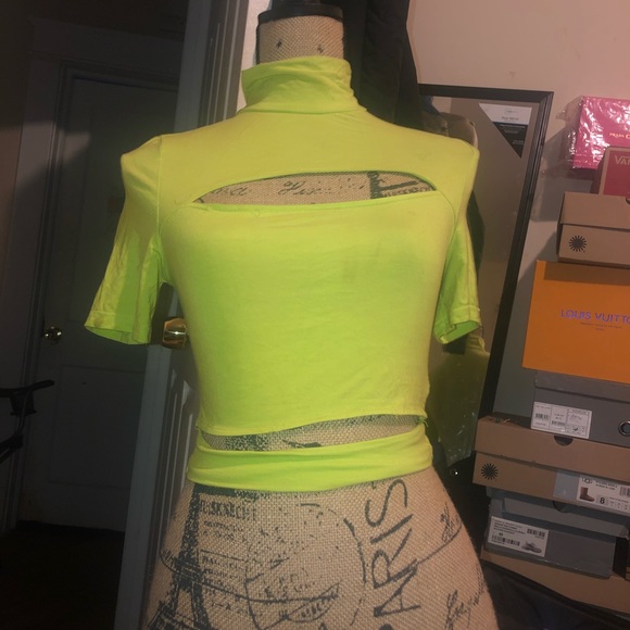Split lime green crop top💕 - Picture 5 of 7